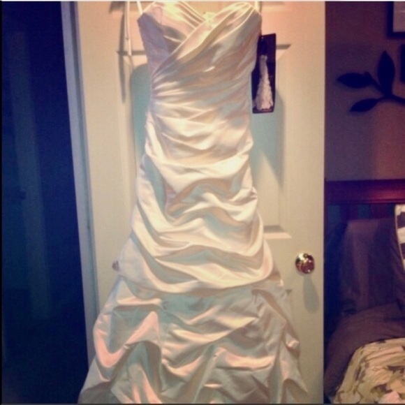 EMERALD BRIDAL COUTURIER Wedding Dress Style 9160 size 10 - Picture 2 of 4